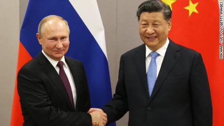 Президент России Владимир Путин (слева) приветствует председателя КНР Си Цзиньпина (справа) во время двусторонней встречи 13 ноября 2019 года в Бразилиа, Бразилия. 