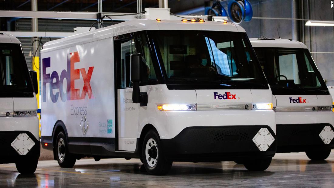 You are currently viewing GM delivers 150 electric vans to FedEx – CNN