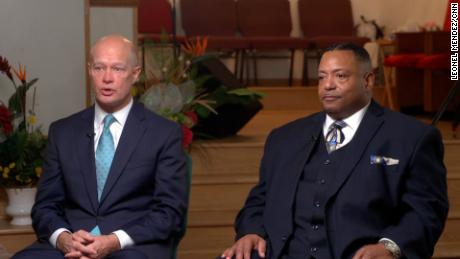 Joe McMahon, à esquerda, era o promotor especial no caso contra Van Dyke.  Ele conversou com a CNN com o Rev.  Marvin Hunter, pastor da Igreja Batista Grace Memorial de Chicago e tio-avô de Laquan McDonald.