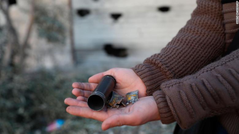 Un niño muestra un casquillo de bala vacío después de la redada en Atmeh.