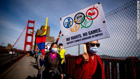 2월 3일 미국 캘리포니아주 샌프란시스코에서 열린 2022 베이징 동계올림픽 반대 시위에서 시위대가 금문교를 건너 행진하면서 표지판을 들고 있다.
