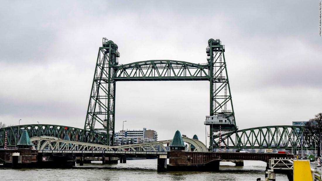Jeff Bezos: Rotterdam có thể tháo dỡ cầu cho siêu du thuyền được cho là thuộc sở hữu của tỷ phú
