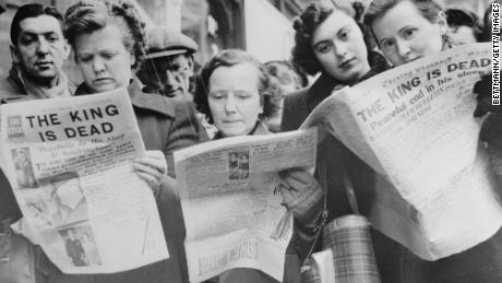 Londoners read the news of King George&#39;s death on February 6, 1952. 