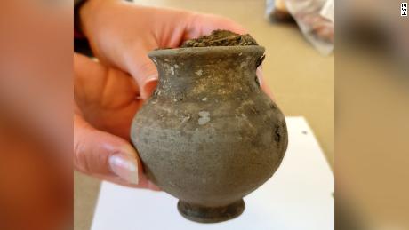 Lors des fouilles, un vase romain complet a été découvert.