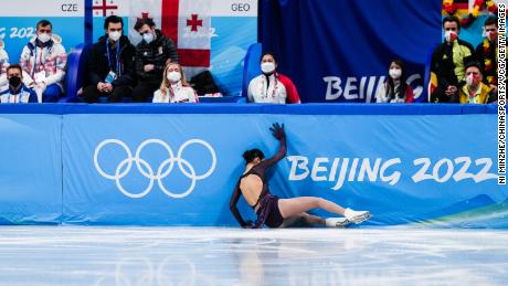 Die in Amerika geborene Eiskunstläuferin Zhu Yi griff an, nachdem sie bei ihrem olympischen Debüt für China gestürzt war