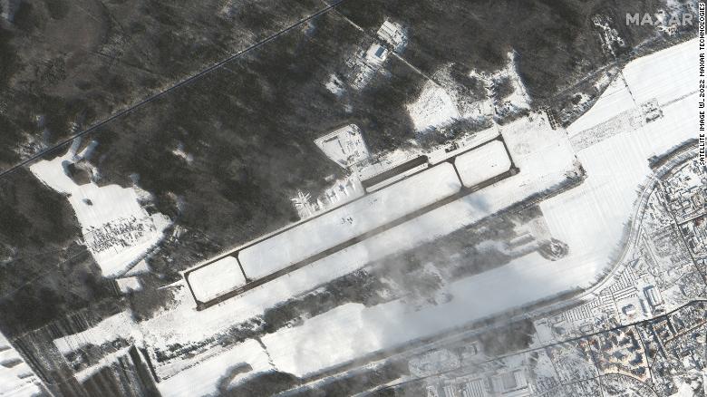 Questa immagine satellitare mostra l'aeroporto di Luninets sabato.