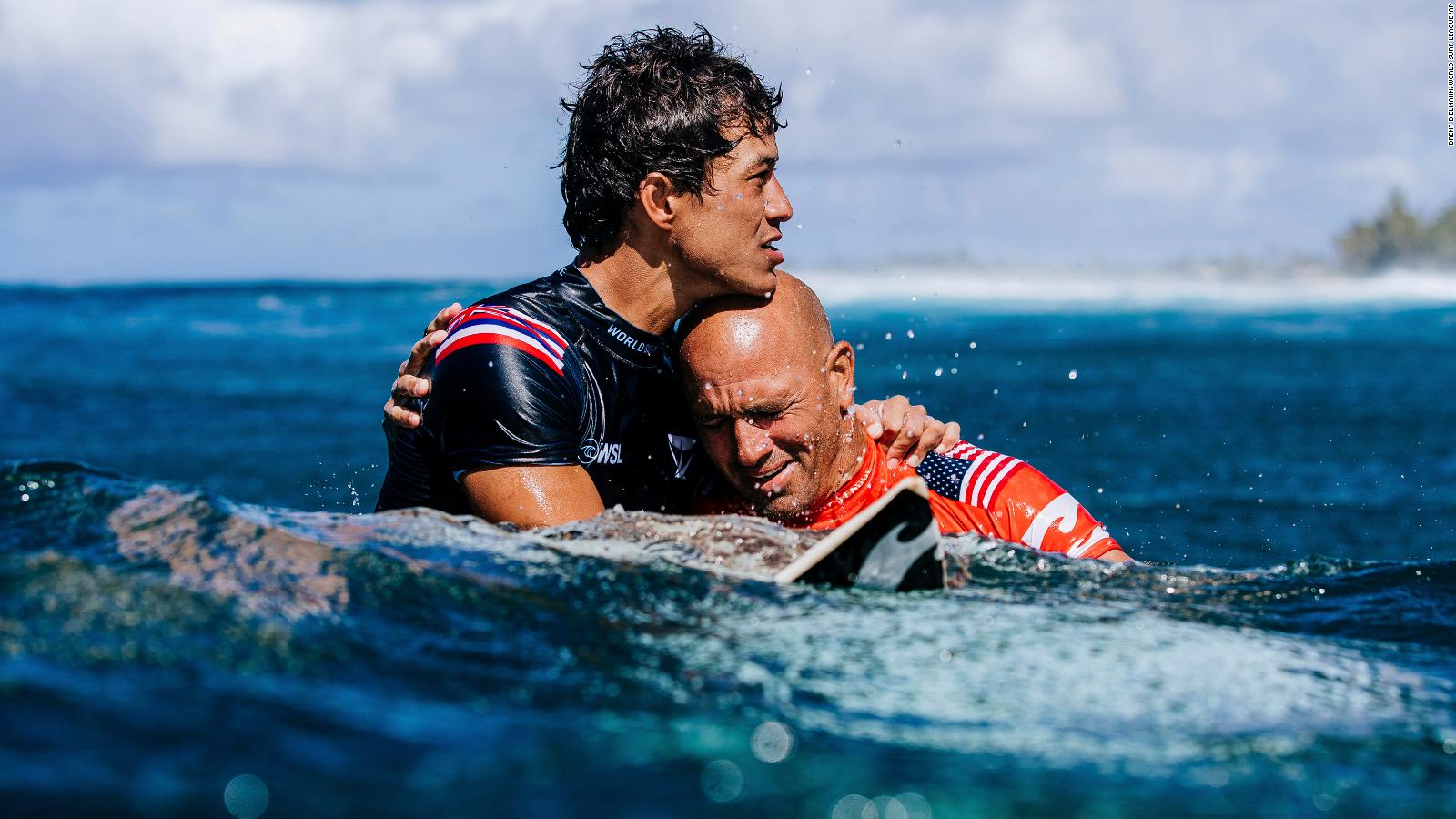 Kelly Slater Surfing great wins Billabong Pro Pipeline days before his