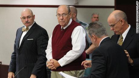 Curtis Reeves, au centre, se tient aux côtés de ses avocats lors de son audience de réduction de caution à Dade City, en Floride, le mercredi 5 février 2014.