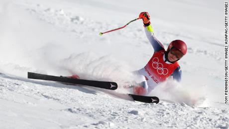 Mikaela Shiffrin crashes out of her opening run in Monday&#39;s giant slalom.