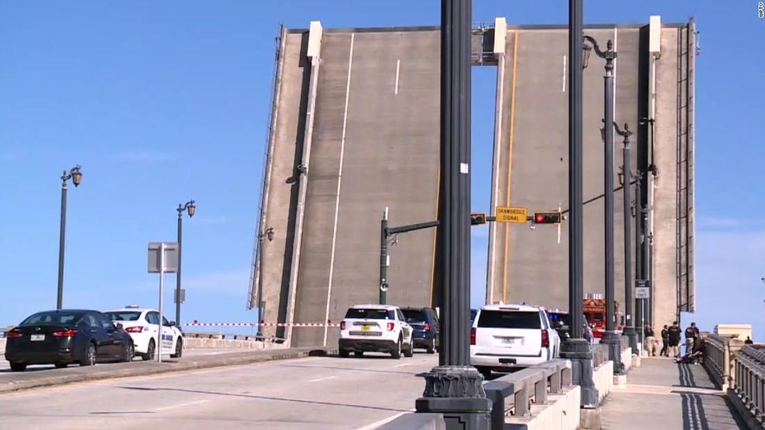 Una mujer cae al vacío en Florida cuando se abrió el puente levadizo ...