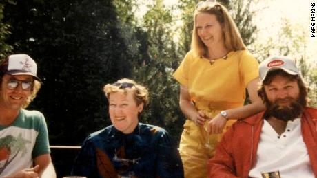 خانواده میچل حدود 15 سال پیش در اینجا با هم تصویر شده است، دیوید (سمت راست) با خواهرش جین، مادر مارگ و برادر بروس نشسته است.
