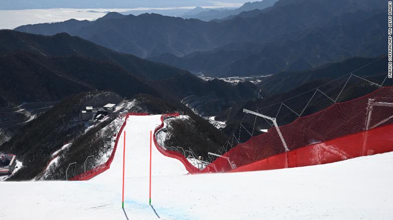 延庆国家高山滑雪中心的斜坡上覆盖着人造雪。