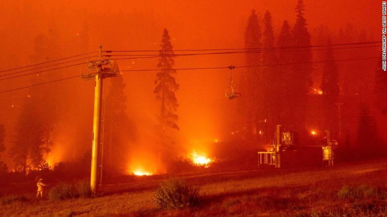 与野火有关的降雪较少，例如卡尔多尔大火，它破坏了加利福尼亚州的Sierra-at-Tahoe滑雪胜地。