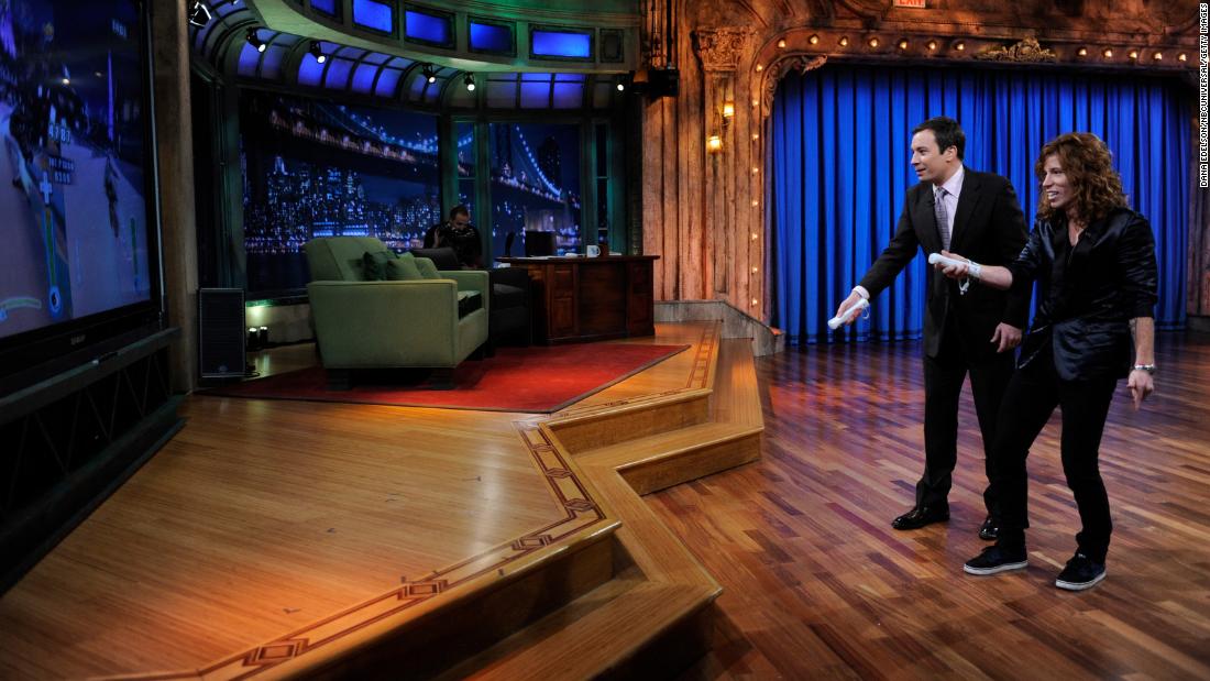 White plays a Nintendo Wii with late-night talk show host Jimmy Fallon in 2009.