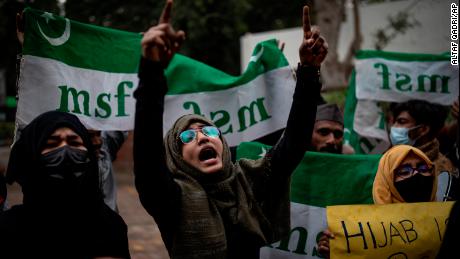 Una donna musulmana indiana grida slogan durante una protesta a Delhi contro il divieto alle ragazze musulmane di indossare l'hijab in classe.