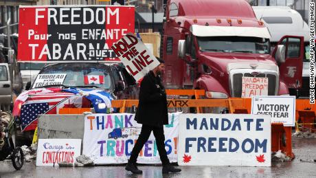 I manifestanti arrabbiati per i mandati del Covid-19 canadesi hanno bloccato strade e ponti chiave.  Ora un giudice ha temporaneamente vietato ad alcuni di suonare il clacson