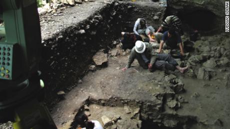 Une petite dent découverte dans une grotte française bouleverse ce que nous savons des premiers humains