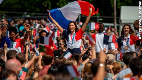 Menschenmenge bei der Übergabezeremonie der Olympischen Spiele am 8. August 2021 in Paris.