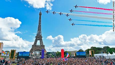 Frankreichs Elite-Akrobatikteam Patrouille de France fliegt während der Übergabezeremonie der Olympischen Spiele über den Eiffelturm.