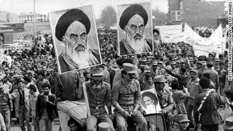 Die Armee der Islamischen Republik Iran zeigt Solidarität mit den Menschen auf den Straßen während der iranischen Revolution.  Sie tragen Plakate von Ayatollah Khomeini, dem iranischen religiösen und politischen Führer.   