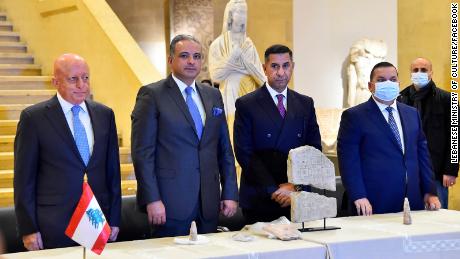 Der libanesische Kulturminister Wissam el-Mortada (zweiter von links) nimmt am 6. Februar an einer Zeremonie im Nabu-Museum teil, um 337 gestohlene Artefakte an den Irak zurückzugeben.