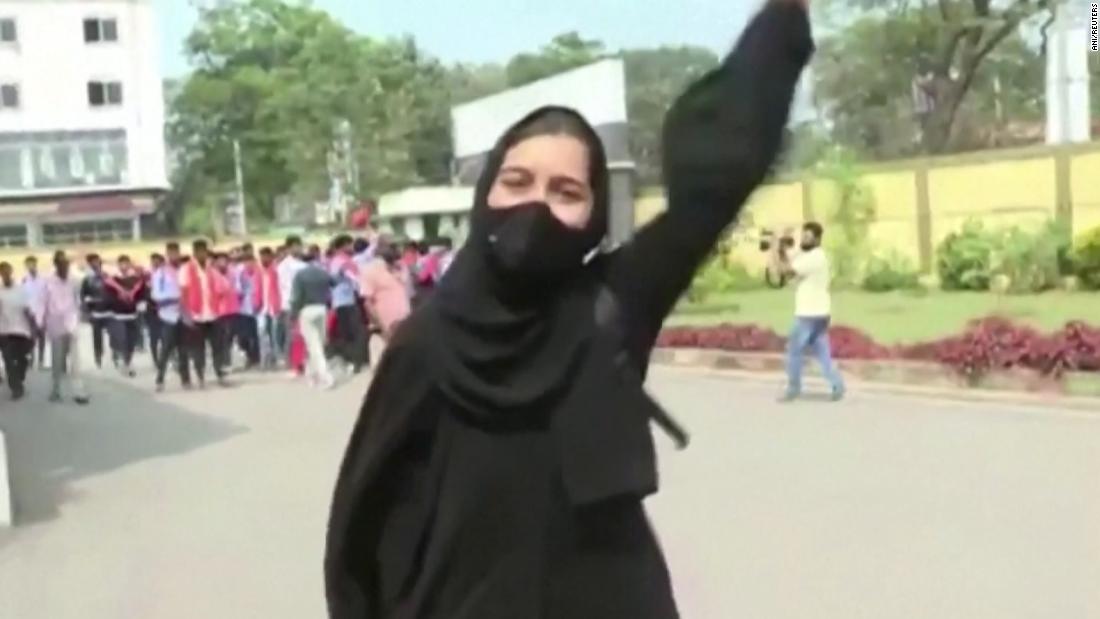 Karnataka ‘hijab class’: 소녀들이 무엇을 입지 말라는 말을 거부함에 따라 인도에서 시위 확산