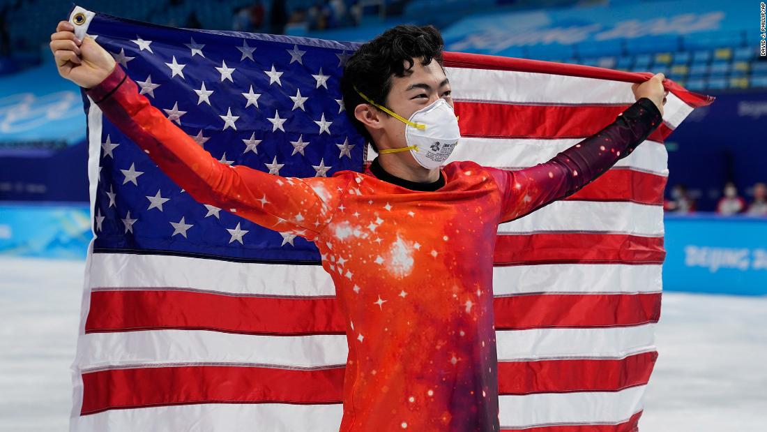 Nathan Chen在赢得男子自由滑冰项目金牌后庆祝。