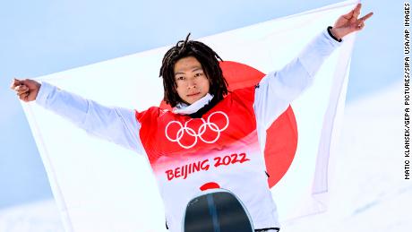 Ayumu Hirano dari Jepang melakukan selebrasi usai meraih emas di Olimpiade Beijing.