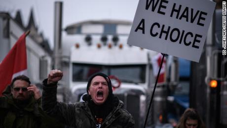 Protestujący wykrzykuje hasła podczas protestu kierowców ciężarówek w sprawie pandemii przepisów sanitarnych w Ottawie 11 lutego.