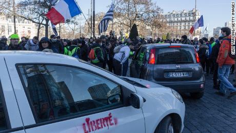 Membrii lui "Convoiul Libertății"  sunt întâmpinați de suporteri când ajung sâmbătă pe Place d'Italie din Paris. 