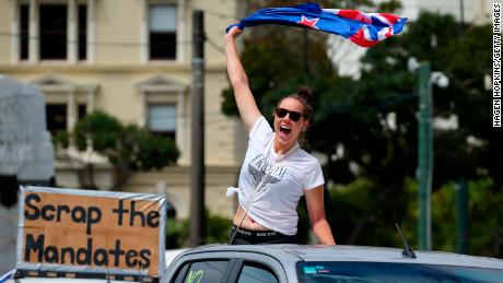 Un manifestant agite un drapeau à l'arrière d'un véhicule à Wellington mardi.