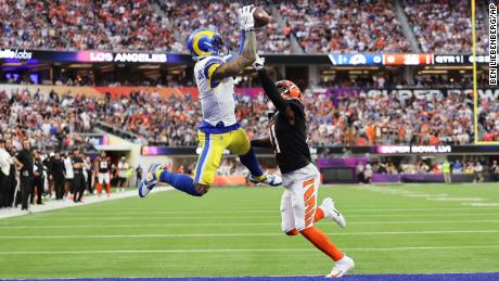 – No Los Angeles Rams, o wide receiver Odell Beckham Jr.  pega a bola para um touchdown na frente do cornerback do Cincinnati Bengals, Mike Hilton, durante o Super Bowl LVI. 