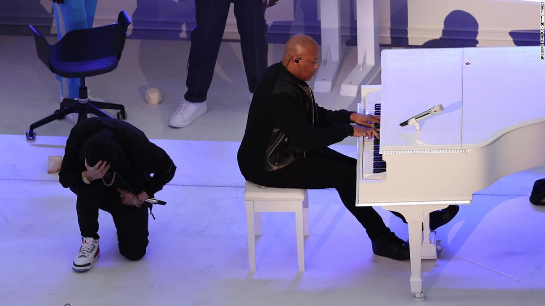 Photo of Le Dr Dre parle d’Eminem prenant son genou au Super Bowl