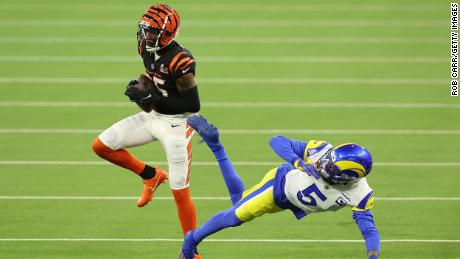 – No Cincinnati Bengals, o wide receiver Tee Higgins pega a bola sobre o defensive back do Los Angeles Rams, Jalen Ramsey, para um touchdown no terceiro quarto do Super Bowl LVI. 