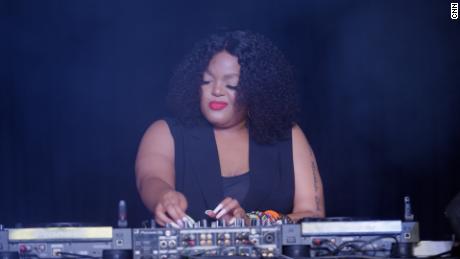 Mandisa Radebe, yang tampil dengan nama panggung DBD Gogo, telah menjadi pelopor bagi para DJ wanita Amapiano.
