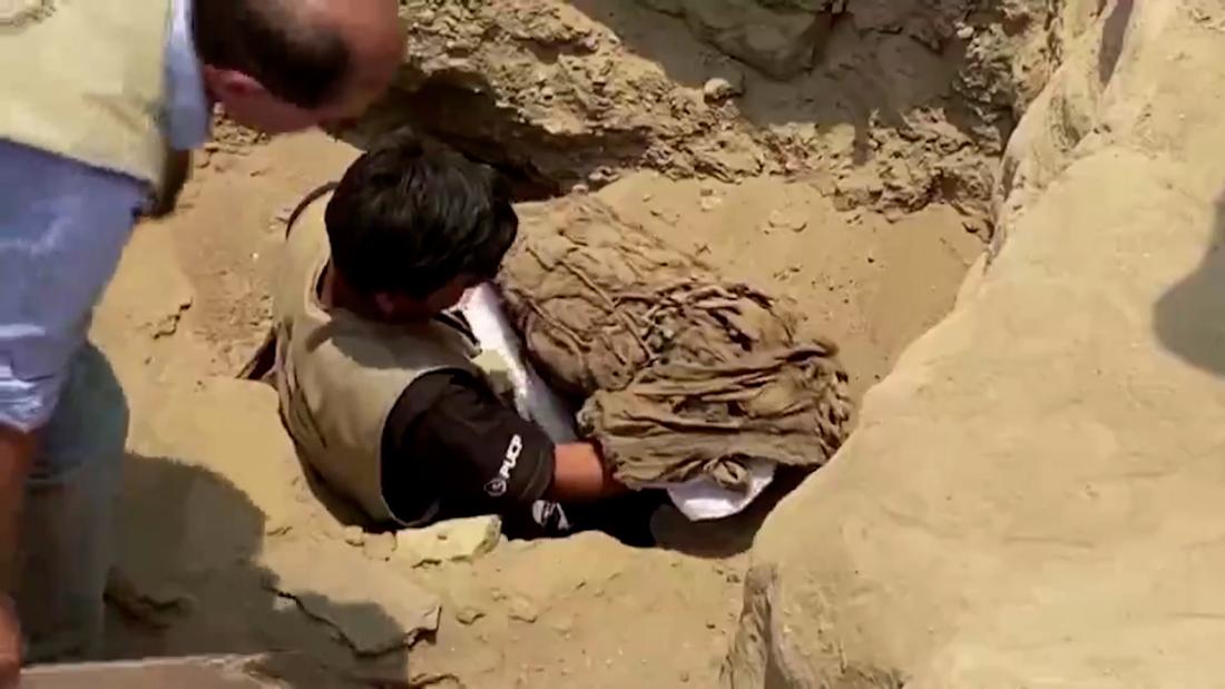 Descubren en Perú 14 momias de casi 1.000 años, previas al período del ...