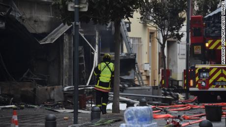 Après l'explosion à Saint-Laurent-de-la-Salanque le 14 février 2022, un pompier se tient près des décombres et des maisons incendiées. 