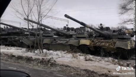 Video redzams, kā Krievijas vienības un raķetes virzās uz Ukrainas robežu