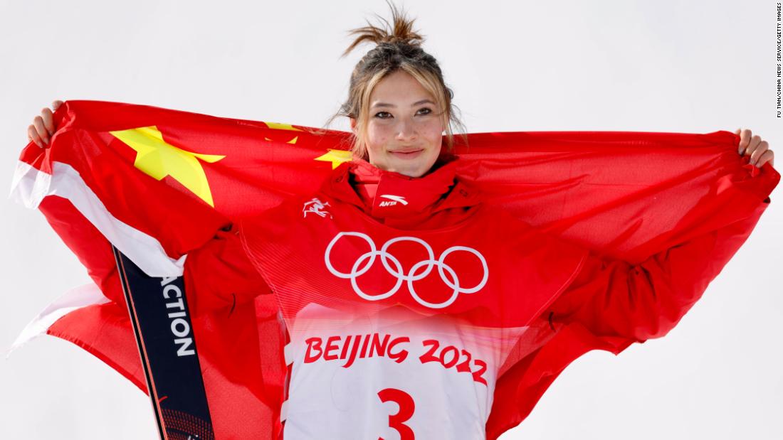 How Eileen Gu’s mom helped her turn freeski slopestyle final around and win second medal of Beijing 2022