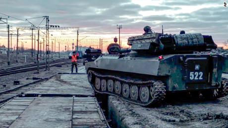 Sur cette photo de la vidéo fournie par le ministère russe de la Défense mardi, des véhicules blindés russes sont chargés sur des plates-formes ferroviaires après la fin des exercices militaires. 