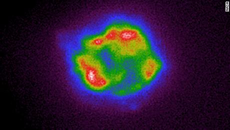Це зображення IXPE визначає інтенсивність рентгенівських променів, що надходять від Кассіопеї А. Кольори, включаючи холодний фіолетовий, синій, червоний і білий, відповідають підвищеній яскравості рентгенівських променів. 