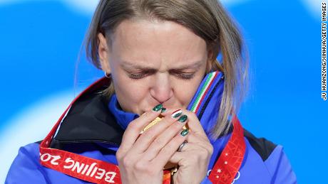 Fontana kisses her 500m gold medal.