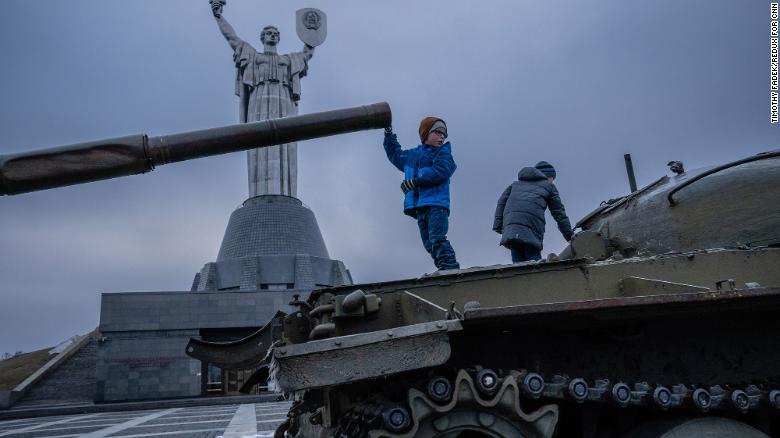 Fëmijët luajnë në tanke të vjetra sovjetike përpara Monumentit të Atdheut në Kiev, Ukrainë, të mërkurën, 16 shkurt.