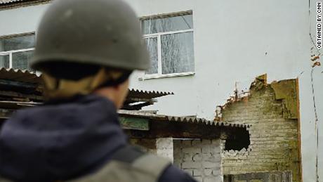 A kindergarten in Stanytsia Luhanska, in Ukraine & # 39; s eastern Donbas region, was hit by a shell on Thursday.
