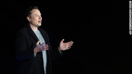 Elon Musk gestikuliert, als er am 10. Februar 2022 während einer Pressekonferenz in der Sternenbasis von SpaceX in der Nähe des Dorfes Boca Chica in Südtexas spricht.