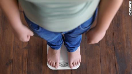 Gli esperti dicono che un ragazzo muscoloso in palestra potrebbe essere a rischio di sviluppare un disturbo alimentare 