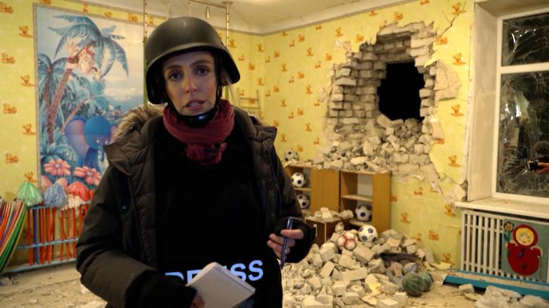 CNN&#39;s Clarissa Ward goes inside shelled kindergarten in Ukraine