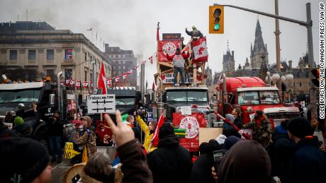 Canada freedom convoy: Covid-19 protesters and police clash in Ottawa in freezing conditions