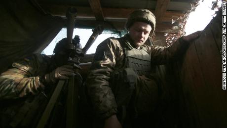 El 17 de febrero de 2022, un soldado ucraniano con separatistas respaldados por Rusia cerca de Novolukansk en la región de Donetsk mira a través del pico frontal. 