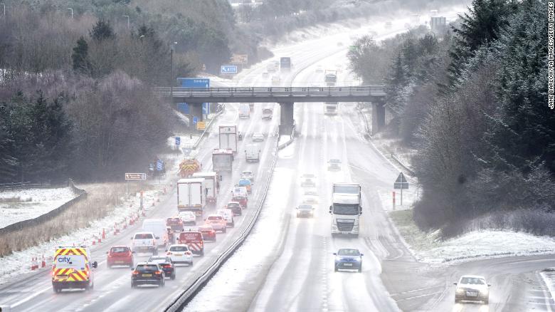 Autofahrer fahren durch Schneeregen und Schnee entlang der Autobahn M8 in der Nähe von Bathgate in West Lothian, während Sturm Eunice über Großbritannien fegt, nachdem er am Freitag die Südküste getroffen hatte.